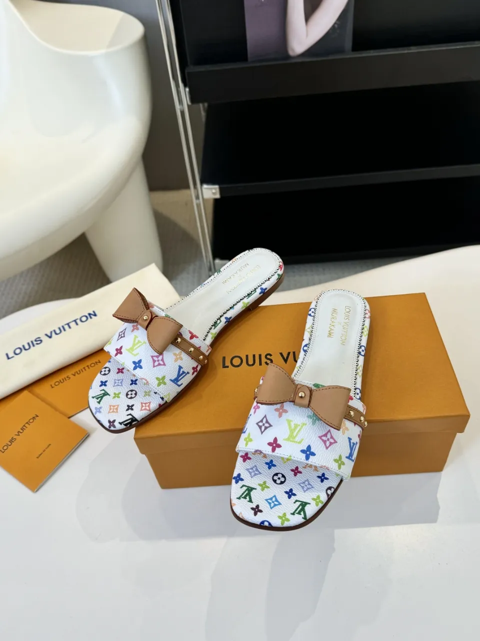 👟👟Ex-factory price 320👟👟 Genuine leather sole +40 Louis Vuitton, 1:1 advanced customization upper, fabric: customized LV special fabric, lining: sheepskin, original molding hardware, code number: 35-42, order with pictures, welcome to send pictures to place an order,